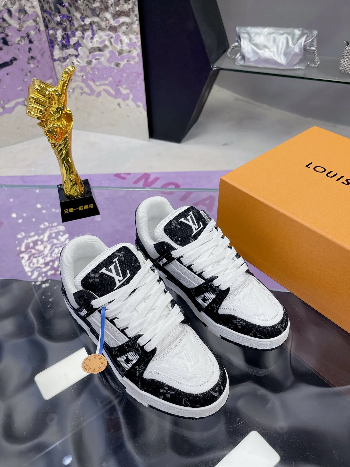 👟👟Ex-factory price 840👟👟 Original development, quality shipping, welcome to compare ❥❥❥❥❥❥LV Trainer Maxi sneakers series LV Trainer Maxi sneakers introduce the loose silhouette of the ready-to-wear series into the LV Trainer sneaker design written by Virgil Abloh, making an eye-catching appearance at the 2024 spring and summer men's wear show. The cow leather upper is combined with rough fabric laces, and colorful beading highlights the brand's classic elements. LV letters mark the tongue and Monogram floral outsole. Mixed materials Made of first-layer cowhide, wrapped in imported custom-printed denim, thick shoelace design, large Monogram print on the side, "lv 54" badges on the tongue and heel, rubber outsole decorated with Monogram flowers, mesh lining and cotton feet, the comfort is as extreme as ever, premium heritage, quality first, worth owning! Size: 35-40 for women, 39-44 for men (45 is custom-made and cannot be returned or exchanged) ♡Full set of packaging with original gift box